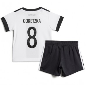 Maillot de foot Allemagne Leon Goretzka #8 Domicile enfant Monde 2022 Manches Courte (+ pantalon court)